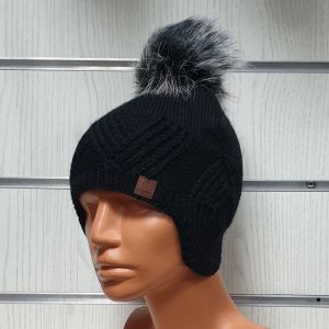 Зимна детска шапка тип ушанка в черен цвят с помпон/пух 