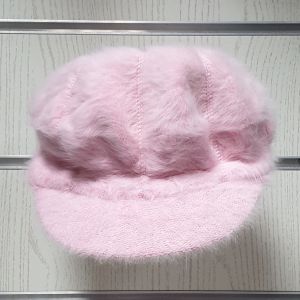 Зимна дамска пухена шапка baker boy с козирка в розов цвят