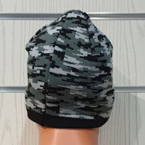 Зимна камуфлажна шапка